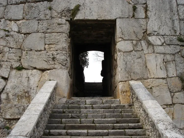 Porta Maggiore dell'acropoli di Alatri con i blocchi megalitici delle mura