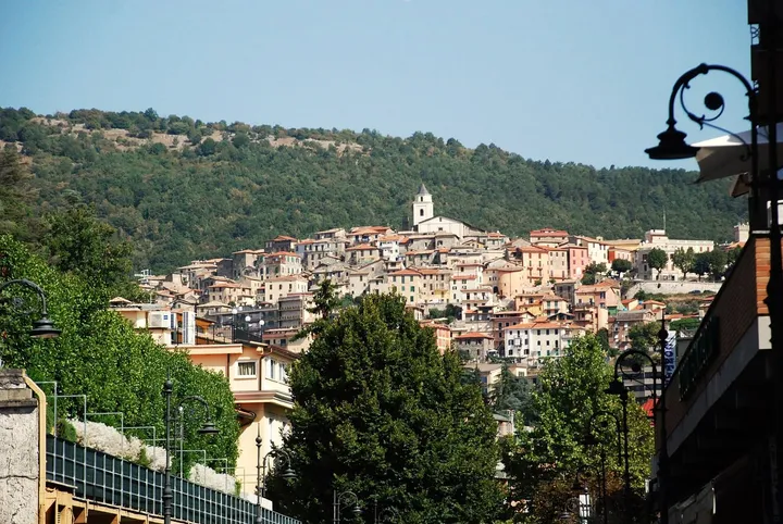 Il centro storico di Fiuggi sulla collina visto dalla zona delle terme