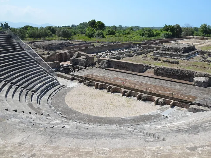 Il teatro romano di Minturnae con i resti del foro sullo sfondo