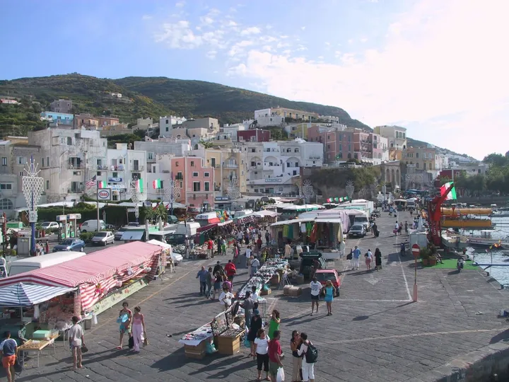 Le case colorate e le barche del porto di Ponza