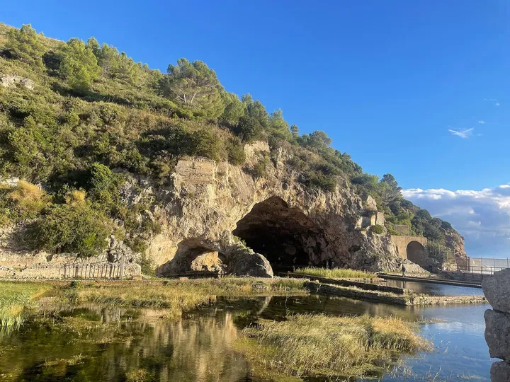 La Grotta di Tiberio a Sperlonga con le peschiere della villa romana